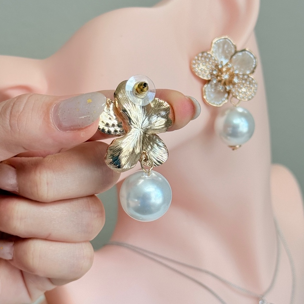 ⚜️ Elegant Pearl Flower Earrings - Picture 4 of 11